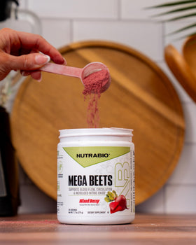 NutraBio Mega Beets Poudre de Racine de Betterave Bio 280g dans un smoothie