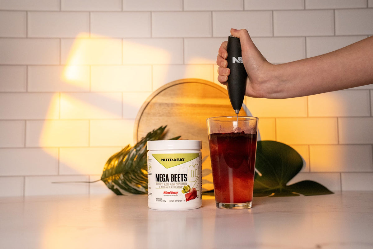 NutraBio Mega Beets Poudre de Racine de Betterave Bio 280g sur une table