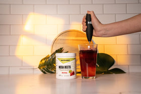 NutraBio Mega Beets Poudre de Racine de Betterave Bio 280g sur une table