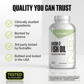 NutraBio Omega 3 - Gélules avec un verre d'eau