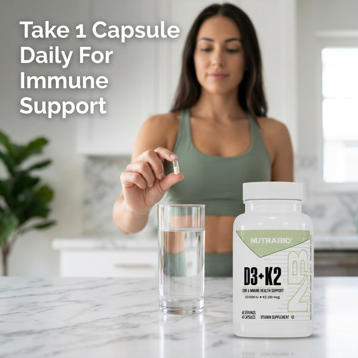 NutraBio Vitamine D3 K2 5000 UI capsules avec un verre d'eau