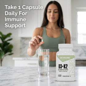 NutraBio Vitamine D3 K2 5000 UI capsules avec un verre d'eau