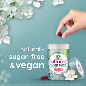 Nutracelle Gummies Anti-Stress en main avec un fond naturel
