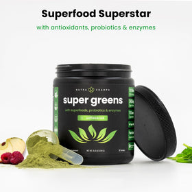 NutraChamps Poudre Super Greens mélange dans un smoothie