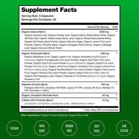 NutraChamps Super Aliments Verts Bio sur une table avec des accessoires de santé