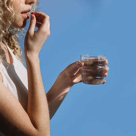 Nutri-Rich Soin des Yeux, gélules en main