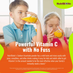 NutriBiotic Poudre de Vitamine C Buffered Sodium Ascorbate 490g mélangée dans un smoothie