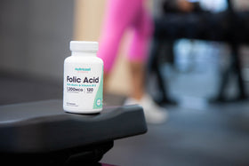 Nutricost Acide Folique 1200 mcg, gélules sur fond blanc