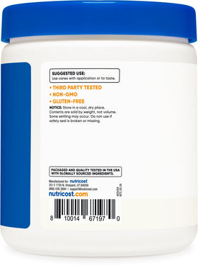 Nutricost Acide Malique Poudre 454G sur une table avec un verre d'eau