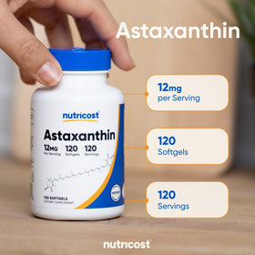 Nutricost Astaxanthin 120 gélules souples ouvertes à côté de la bouteille