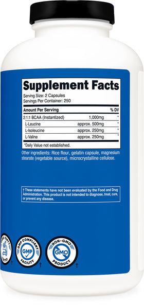 Nutricost BCAA 1000mg avec une main tenant la bouteille