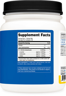 Nutricost BCAA ananas en poudre sur une table de gym