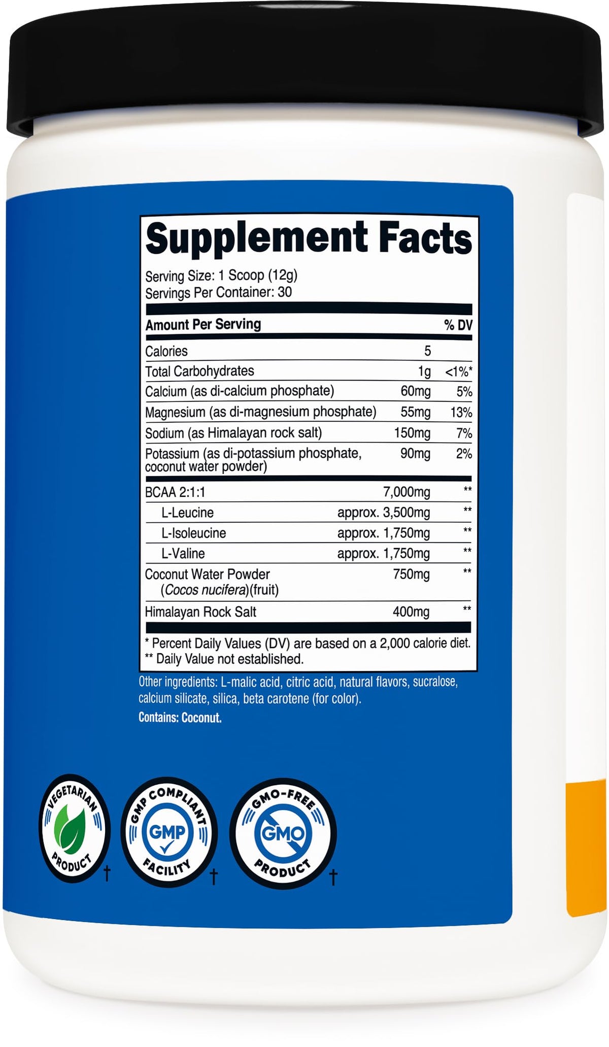 Nutricost BCAA + Hydration Pêche Mangue sur une table avec accessoires de sport