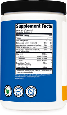 Nutricost BCAA + Hydration Pêche Mangue sur une table avec accessoires de sport