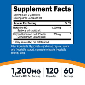 Nutricost Berberine HCl capsules à côté d'un verre d'eau