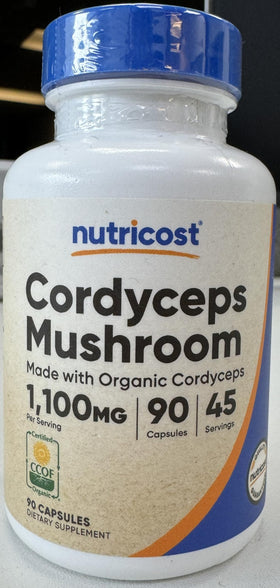 Nutricost Champignon Cordyceps sur table avec complément