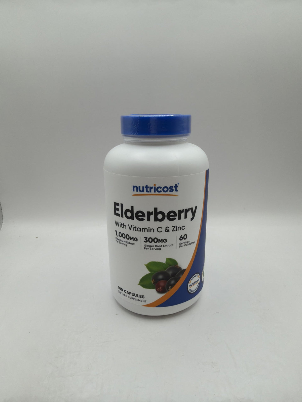 Nutricost Extrait de Sureau et Racine de Gingembre capsules dans une main