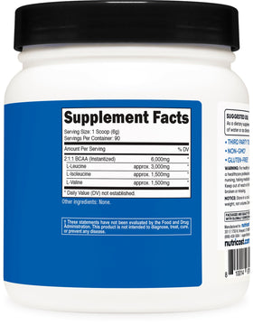 Nutricost Poudre BCAA 2:1:1 630g sur une table de sport