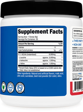 Nutricost Poudre BCAA Kiwi Fraise 349g sur une table de sport