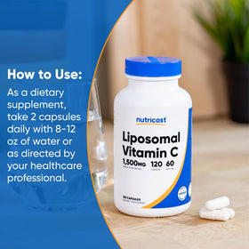 Nutricost Vitamine C Liposomale 1500mg sur une table en bois