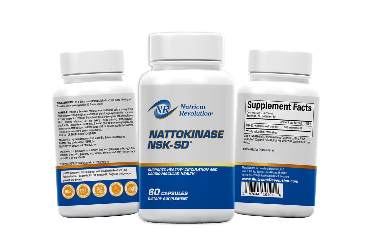 Nutrient Revolution NSK-SD Nattokinase 60 Ct sur une table avec verre d'eau