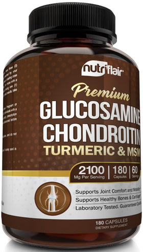 NutriFlair Glucosamine Chondroïtine capsules dans une main