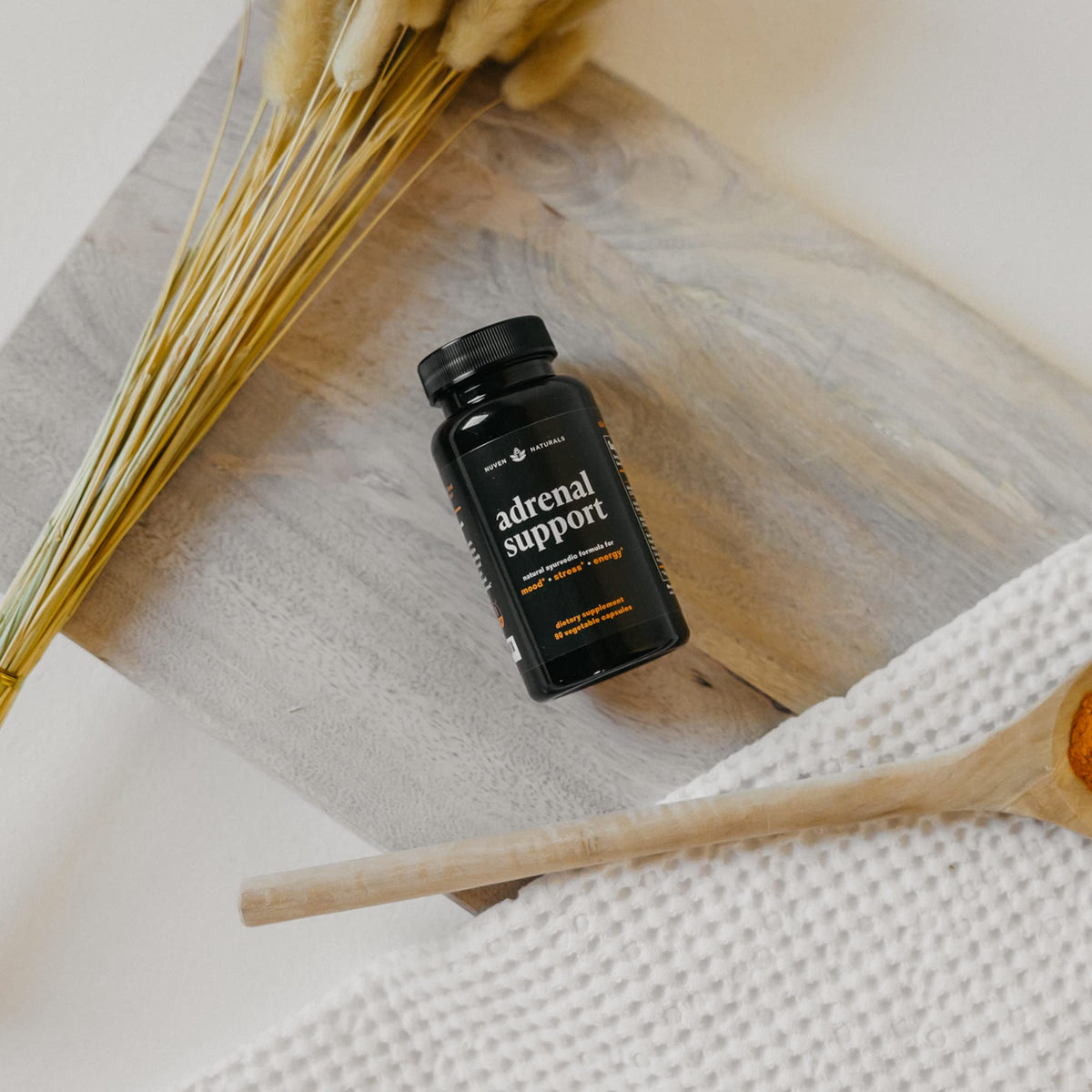 Nuven Naturals Complément Alimentaire Soutien Surrénalien 90 Capsules sur une surface en bois