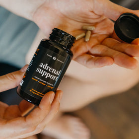 Nuven Naturals Complément Alimentaire Soutien Surrénalien 90 Capsules avec des herbes naturelles en arrière-plan