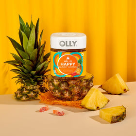OLLY Hello Happy gummies avec une main tenant deux gummies