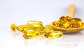 Olympian Labs Mega Omega-3 2000mg flacon avec un verre d'eau