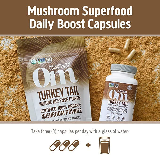 OM MUSHROOM SUPERFOOD Capsules de Champignon Turkey Tail 90 unités, en main
