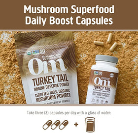 OM MUSHROOM SUPERFOOD Capsules de Champignon Turkey Tail 90 unités, en main