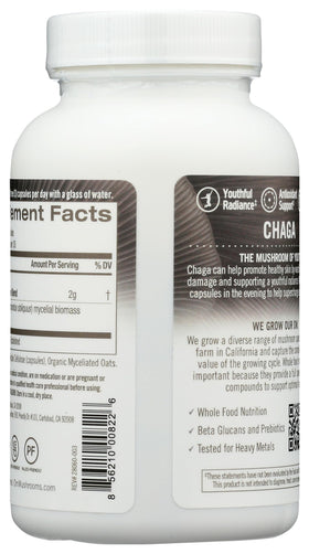 OM MUSHROOM SUPERFOOD Chaga Capsules avec un verre d'eau