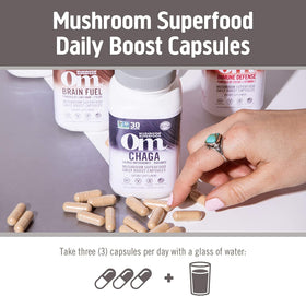 OM MUSHROOM SUPERFOOD Chaga Capsules sur une table en bois