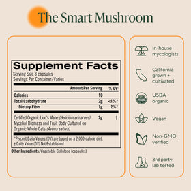 OM MUSHROOM SUPERFOOD Champignon Lion's Mane sur une table avec un verre d'eau