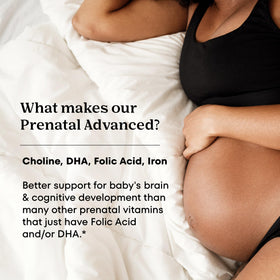 ONE A DAY Vitamines Prénatales Avancées, comprimé et gélule sur une surface blanche
