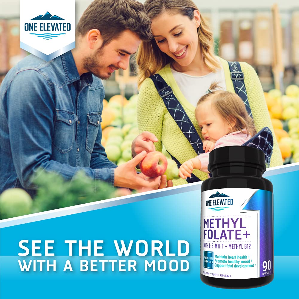 One support Methyl Folate 5-MTHF 90 capsules à côté d'un verre d'eau