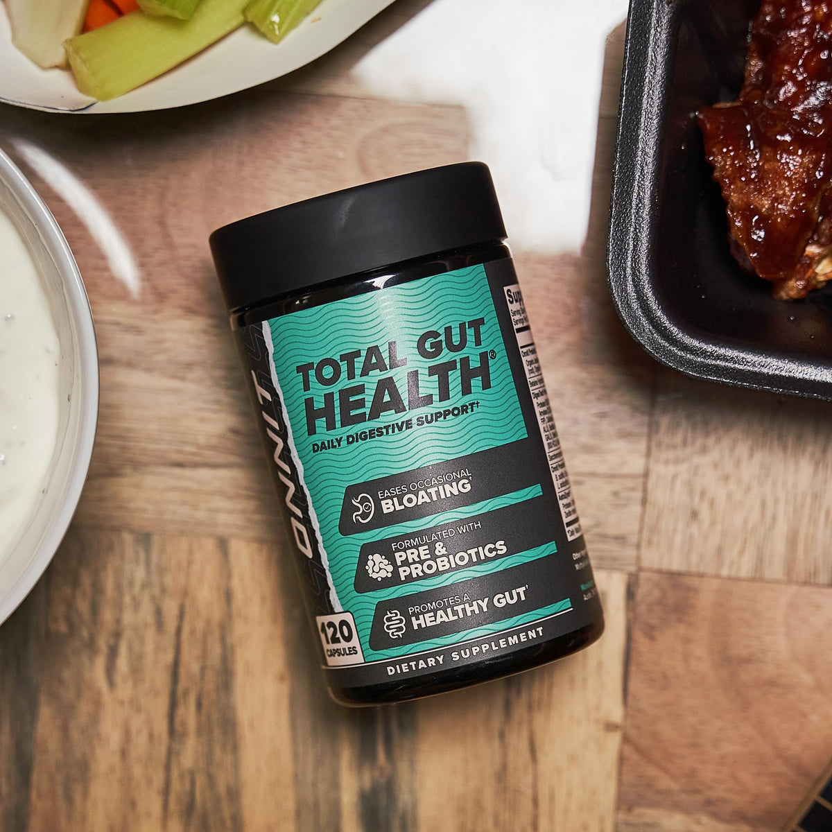ONNIT Total a daily routine avec un verre d'eau
