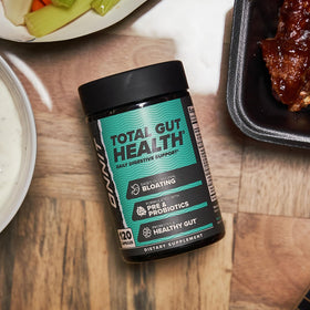 ONNIT Total a daily routine avec un verre d'eau