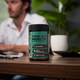 ONNIT Total a daily routine sur une table en bois