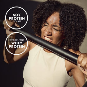 Optimum Nutrition Amino 2222 comprimés et un verre d'eau
