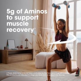 Optimum Nutrition Amino Energy affiché sur une table avec des accessoires de sport