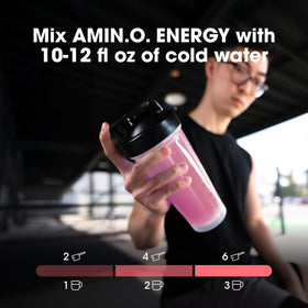 Optimum Nutrition Amino Energy Poudre 700g Fraise - préparation dans un shaker