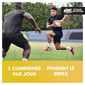Optimum Nutrition Opti-Men comprimés dans une main
