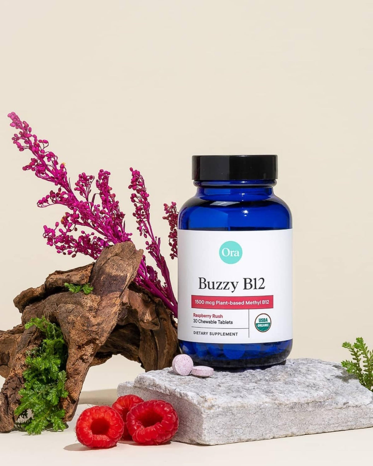 Ora Organic B12 1500mcg avec fruits frais en arrière-plan