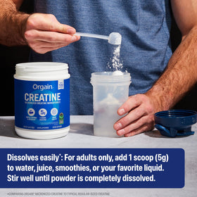 Orgain Créatine Monohydrate Micronisée 100 Portions Poudre Incolore dans un verre d'eau