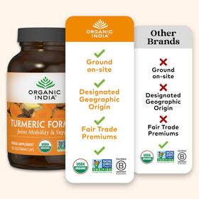 ORGANIC INDIA capsules de Curcuma Curcuma sur une table en bois