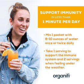 Organifi daily wellness sachets sur une table en bois