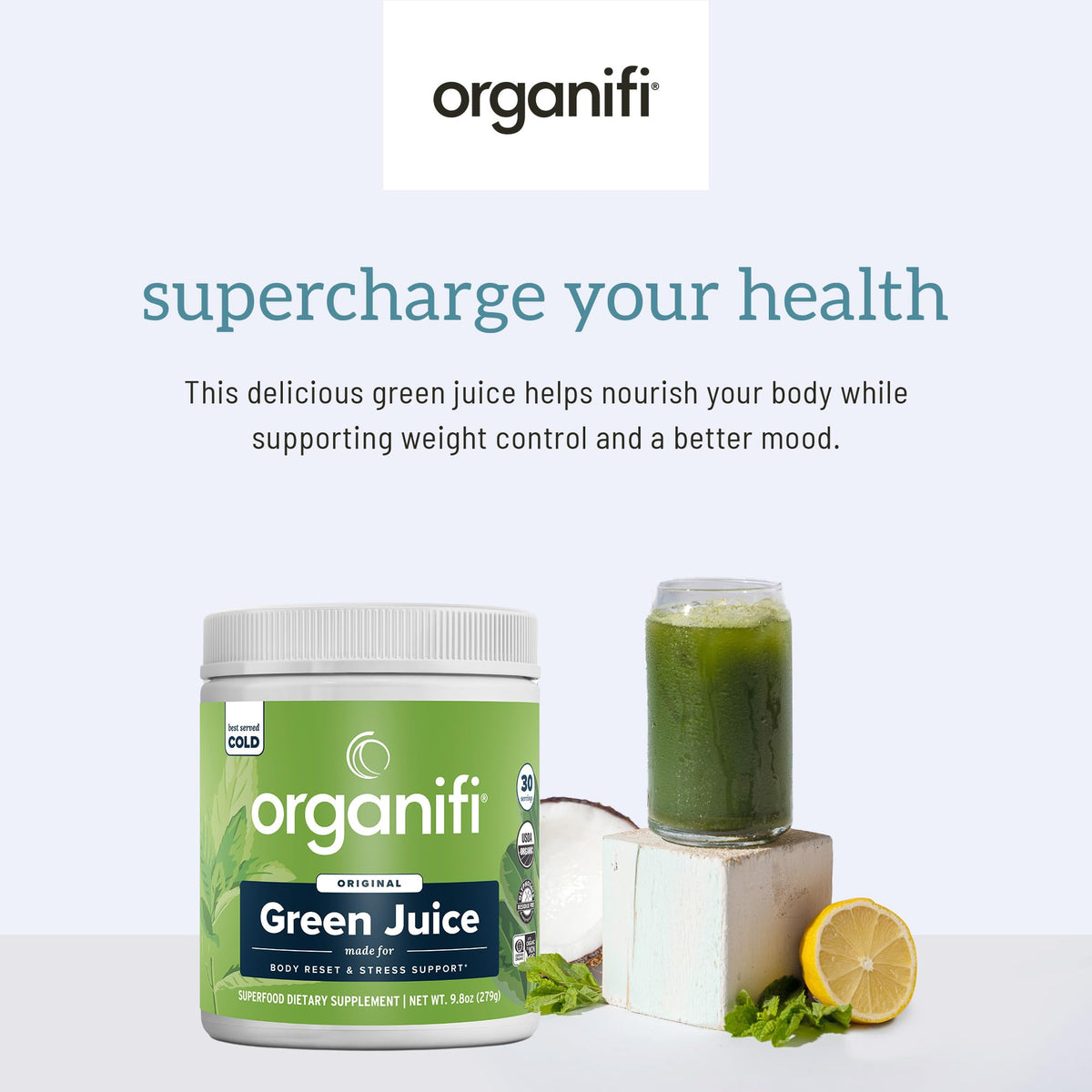 Organifi Green Juice mélange dans un verre d'eau