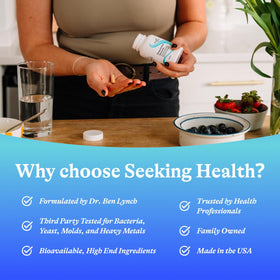 Ouverture de la boîte de Seeking Health avec capsules à l'intérieur